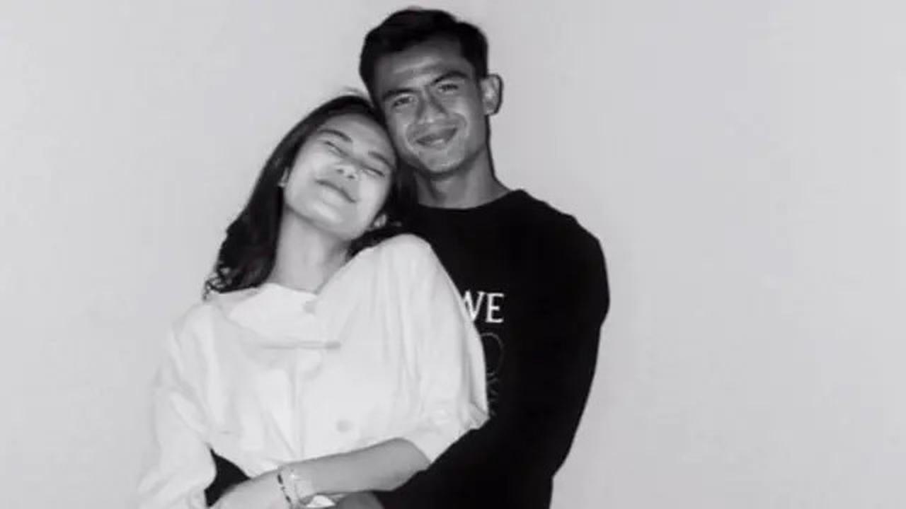 Azizah Salsha Dikabarkan Sedang Hamil, Pratama Arhan Pamer Foto Peluk Istri dari Belakang dengan Caption 'Bismillah