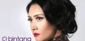 Maya Urbach, kakak kandung Nafa Urbach tidak memihak pada adiknya atau Zack Lee. Ia hanya berharap Zack bisa menemui adiknya dan anaknya.