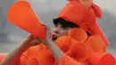 Seorang wanita mengenakan kostum dari plastik berbentuk kerucut selama protes yang dilakukannya di Beijing, Cina, (7/12). Ia merupakan seorang seniman cina yang karya - karyanya mengkritisi masalah polusi udara di Cina. (REUTERS/Damir Sagolj)