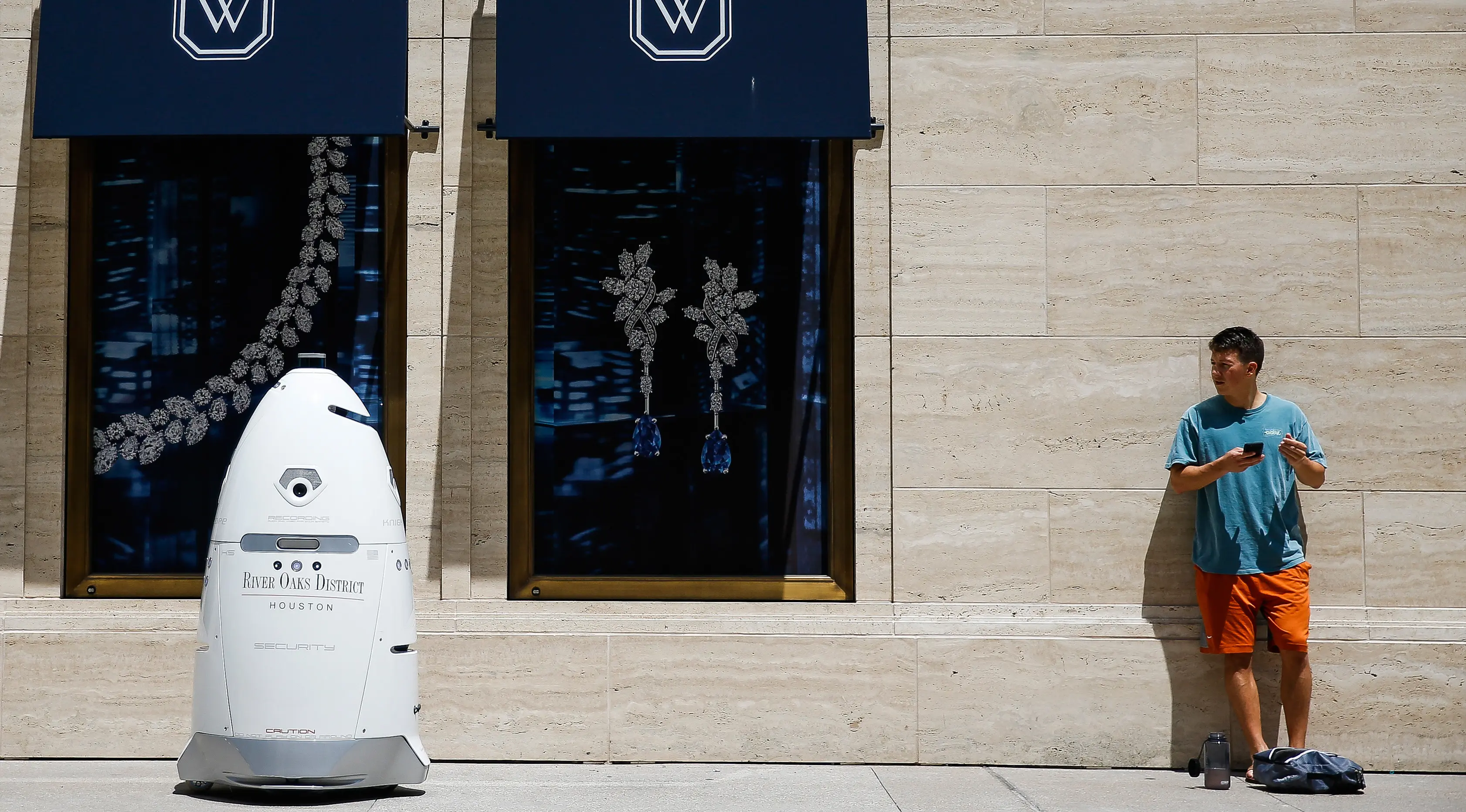 Robot ROD2 melakukan patroli di sekitar trotoar dan garasi parkir di River Oaks District, Houston (18/8). Robot baru ini menjadi tambahan untuk tim pengaman dan patroli rutin di River Oaks District. (Michael Ciaglo / Houston Chronicle via AP)