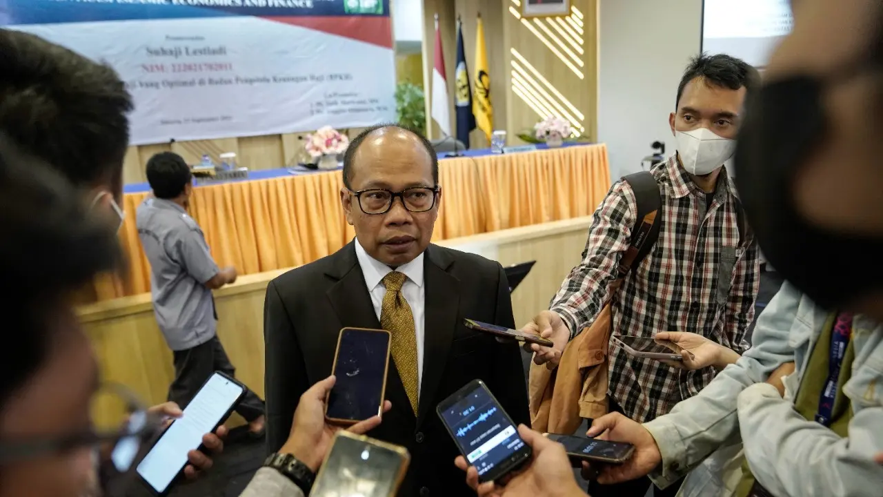 Anggota Dewan Pengawas Badan Pengelola Keungan Haji (BPKH), Suhaji Lestiadi dikukuhkan sebagai Doktoral Fakultas Ekonomi di Univeritas Trisakti.
