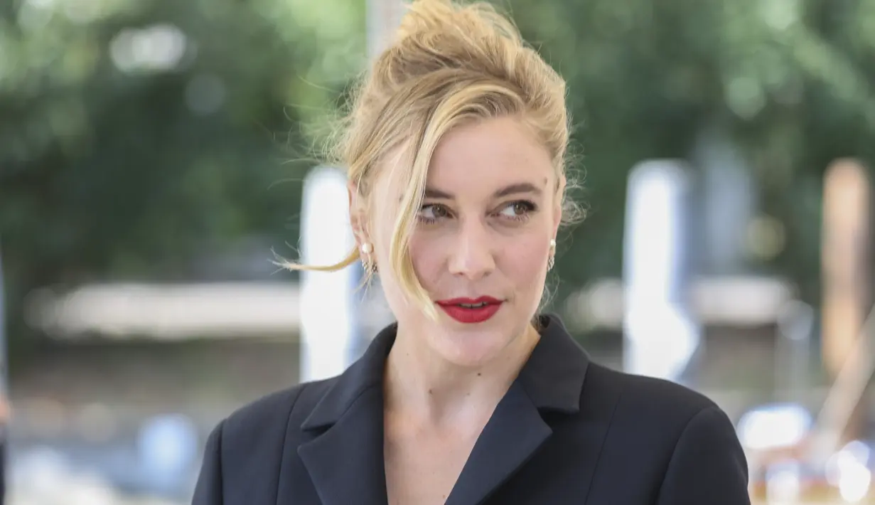 Greta Gerwig tiba untuk sesi pemotretan film 'White Noise' selama Festival Film Venesia edisi ke-79 di Venesia, Italia, Rabu (31/8/2022). Ia dikenal sebagai aktris dalam film Jackie dan 20th Century Women. Ia dikenal sebagai sutradara film Lady Bird. (Photo by Vianney Le Caer/Invision/AP)