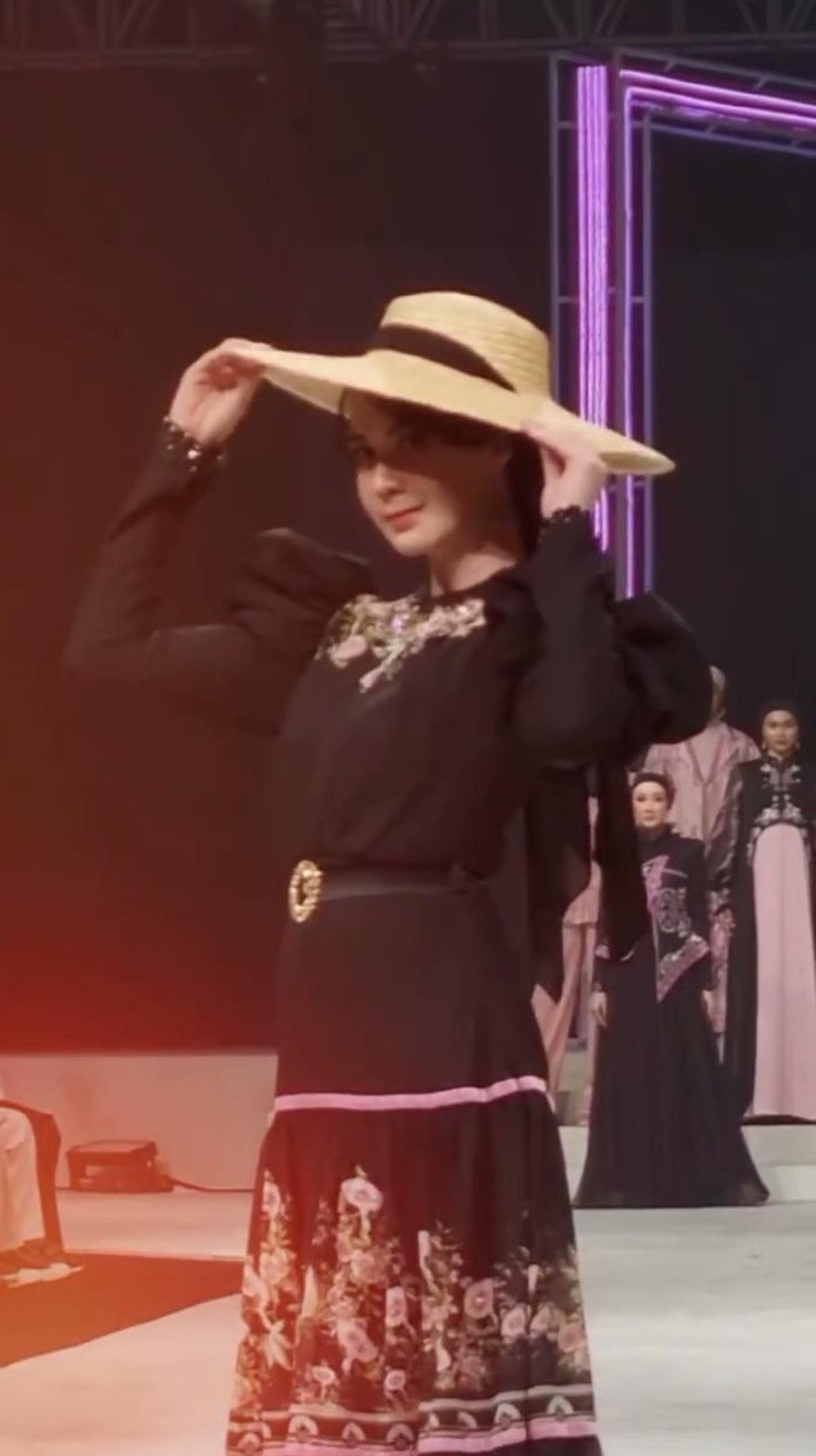 Potret Arumi Bachsin saat Tampil Catwalk