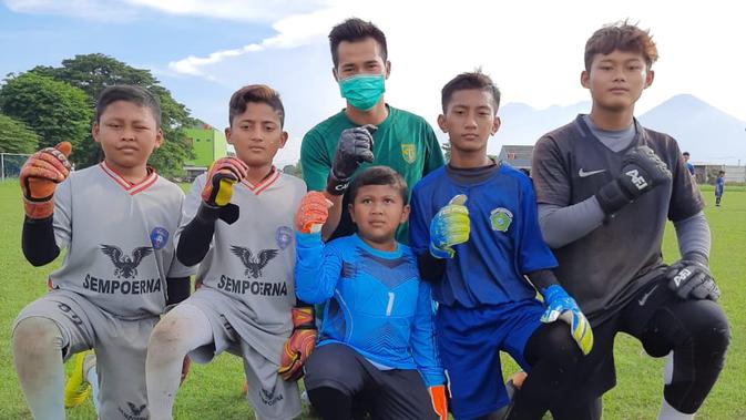 shopee liga 1: pakai nomor punggung tak lazim, kiper persebaya ungkap alasan pilih 69