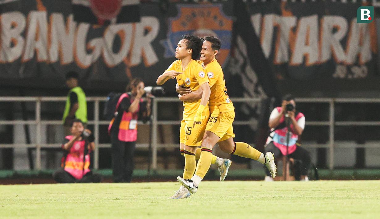 Pemain Semen Padang, Firman Juliansyah melakukan selebrasi usai berhasil mencetak gol ke gawang Persija Jakarta pada laga pekan ke-30 Liga 1 2024/2025 di Stadion Pakansari, Kabupaten Bogor, Minggu (27/4/2025). (Bola.com/Abdul Aziz)