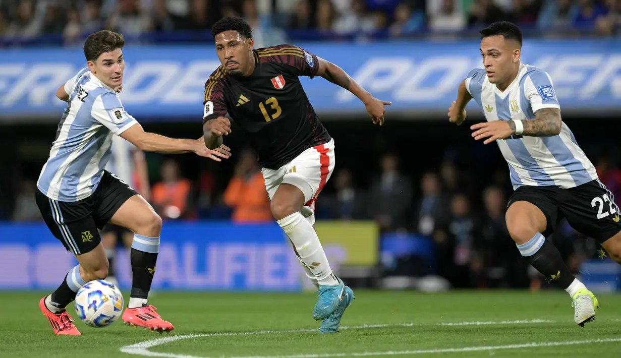 Hingga akhir pertandingan tidak lagi gol yang tercipta. Timnas Argentina berhasil mengalahkan Peru dengan skor tipis 1-0. (JUAN MABROMATA/AFP)