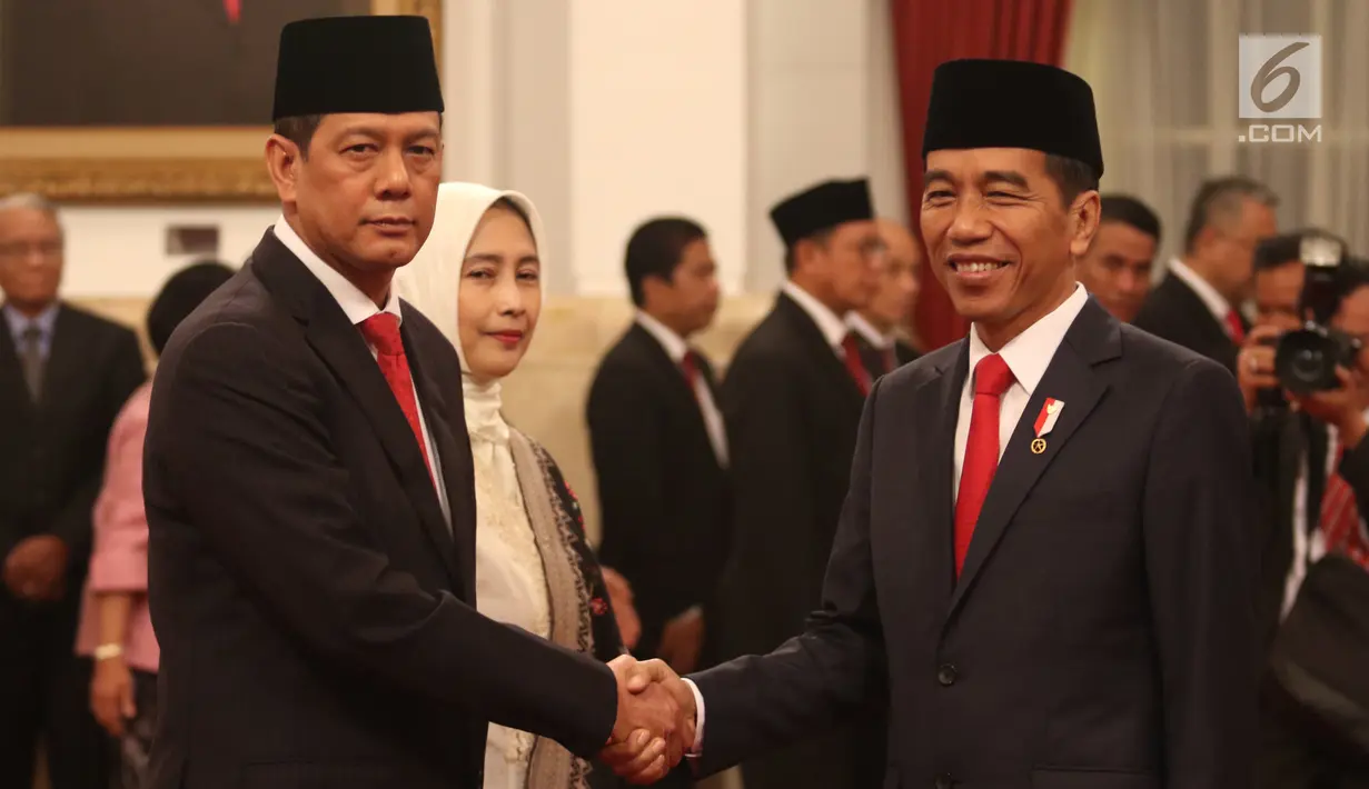 Presiden Joko Widodo (Jokowi) berjabat tangan dengan Letjen Doni Monardo seusai pelantikan sebagai Kepala Badan Nasional Penanggulangan Bencana (BNPB) di Istana Negara, Rabu (9/1). Doni Monardo menggantikan Willem Rampangilei. (Liputan6.com/Angga Yuniar)