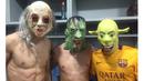 Anda bisa menebak mana Sergi Roberto, Jordi Alba, Gerrard Pique?  Usai laga kontra Getafe pada Sabtu (31/10/205) para pemain Barcelona berpesta kostum Hallowen dengan tema "Barcaween." (FCBARCELONA.COM)