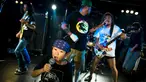 Amon yang berusia 5 tahun dan ayahnya, Shizeru (kanan) tampil sebagai vokalis band punk Saigan Terror di Earthdom, Tokyo, 23 Agustus 2015. (REUTERS/Thomas Peter)