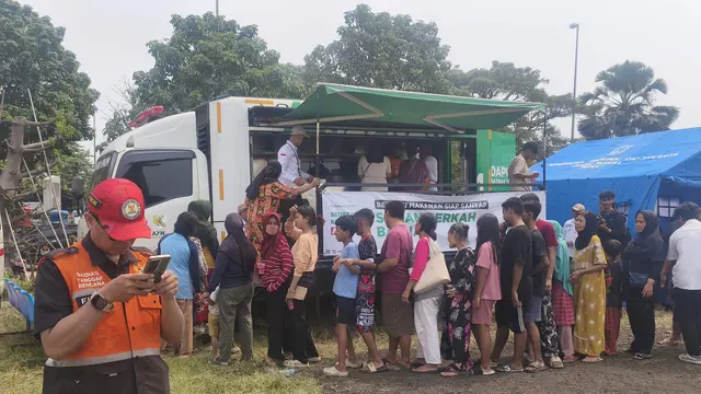 Warga korban kebakaran di  Kemayoran mengantre makanan