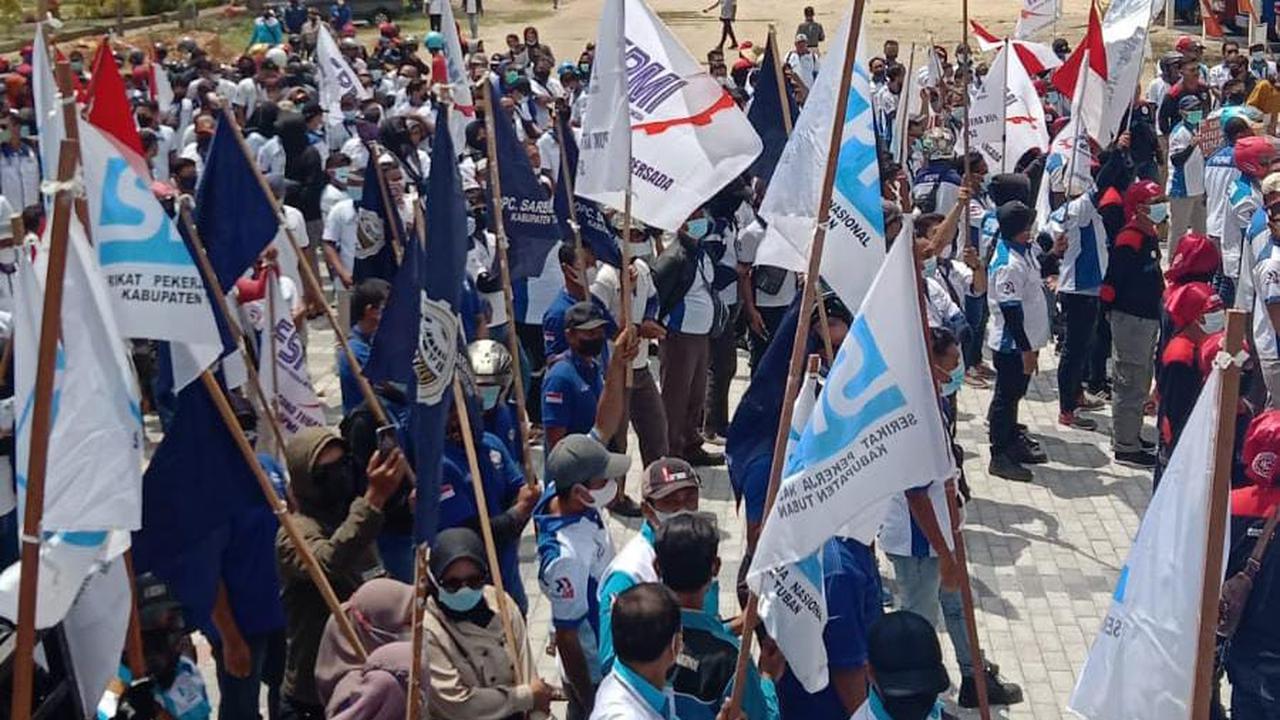 Massa serikat pekerja dan buruh di Kabupaten Tuban ketika menggelar aksi demo. (Liputan6.com/Ahmad Adirin)