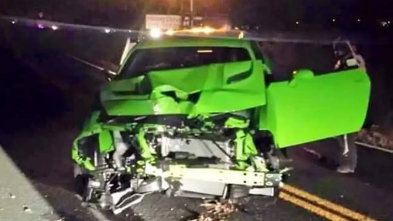 Baru Sejam Dibeli, Muscle Car Ini Ringsek Tabrak Pohon