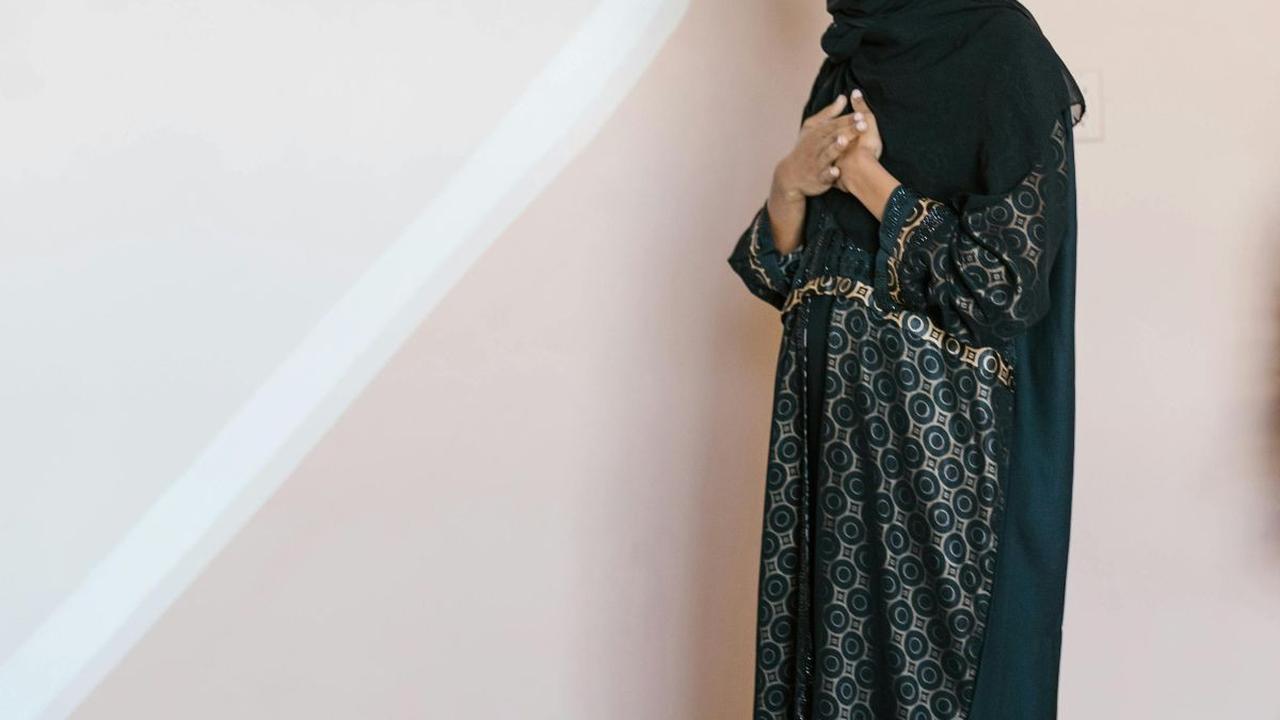 Kemudian tata cara solat qadha dilakukan sama persis dengan solat wajib seperti biasanya, dimulai dari takbiratul ikhram hingga diakhiri dengan salam.<br>