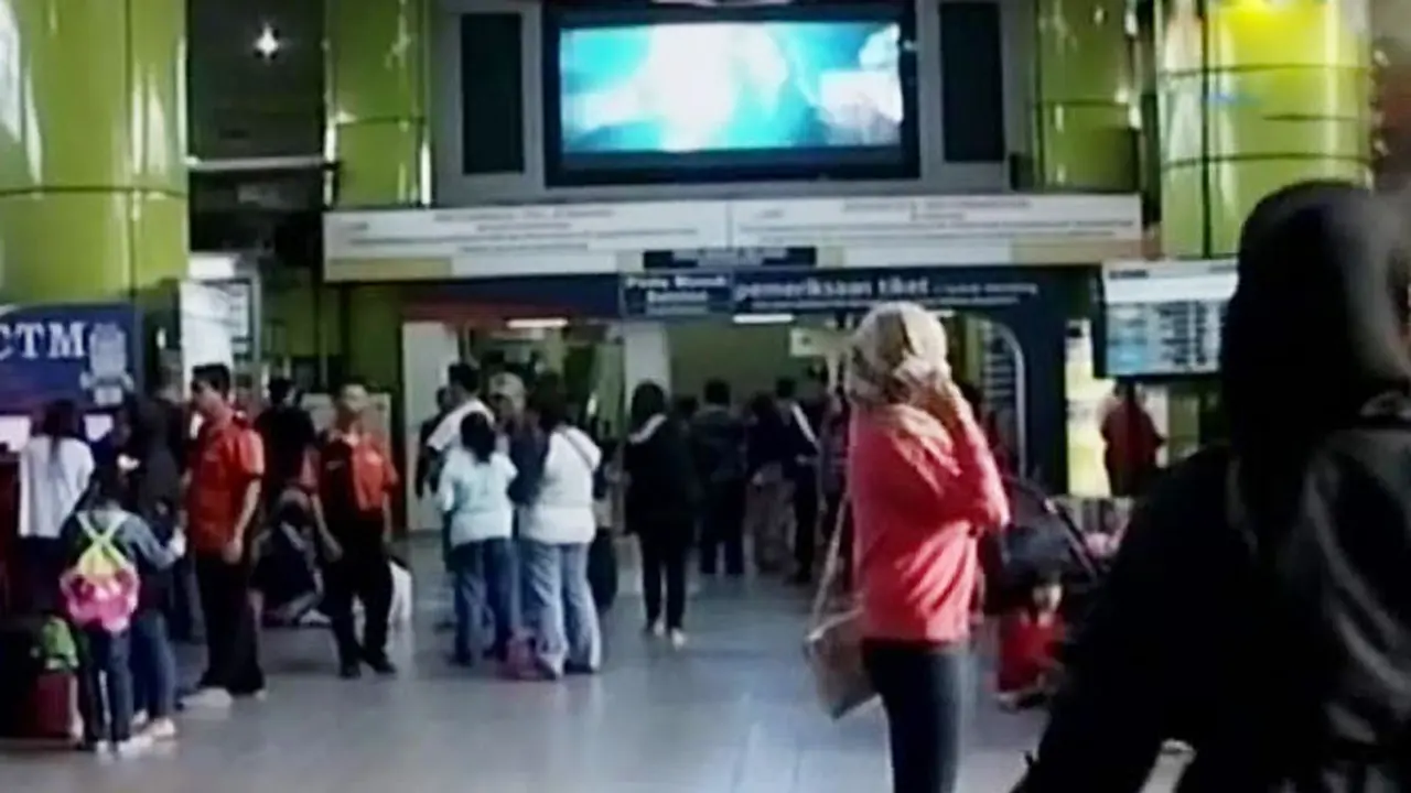 20150711-Stasiun Pelabuhan Penuh-Jakarta