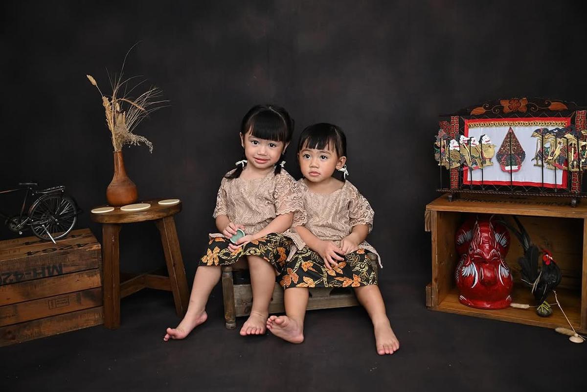 Potret Terbaru Dua Anak Felicya Angelista dan Caesar Hito dengan Baju Jawa, Super Lucu