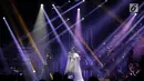 Aksi Putri duet dengan Henry Lamiri dan Delicacy dalam grand finalis Dangdut Academy 4 atau D'Academy 4 di Studio 5 Indosiar, Jakarta, Jumat (19/5). (Liputan6.com/Faizal Fanani)