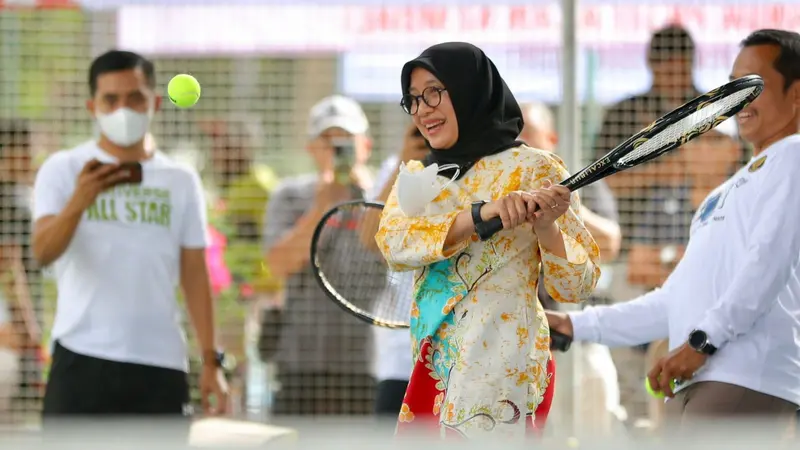 Bupati Banyuwangi Ipuk Fiestiandani meresmikan kejuaraan Banyuwangi  Open Yunior Tenis Tournament (Istimewan)