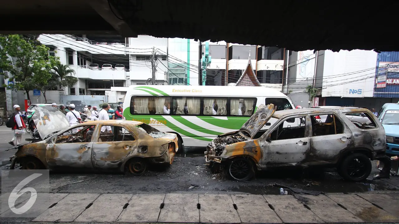 Penampakan Mobil yang Habis Terbakar akibat Bom Molotov di Pecenongan
