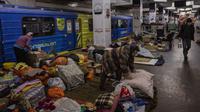 Orang-orang beristirahat di kereta bawah tanah kota Kharkiv, di Ukraina timur, Kamis (19/5/2022). Meskipun pengeboman di Kharkiv telah berkurang dan kereta bawah tanah tersebut diperkirakan akan beroperasi awal minggu depan, beberapa penduduk masih menggunakannya sebagai tempat perlindungan bom sementara. (AP Photo/Bernat Armangue)