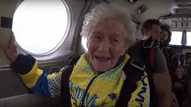 Lansia Skydiving