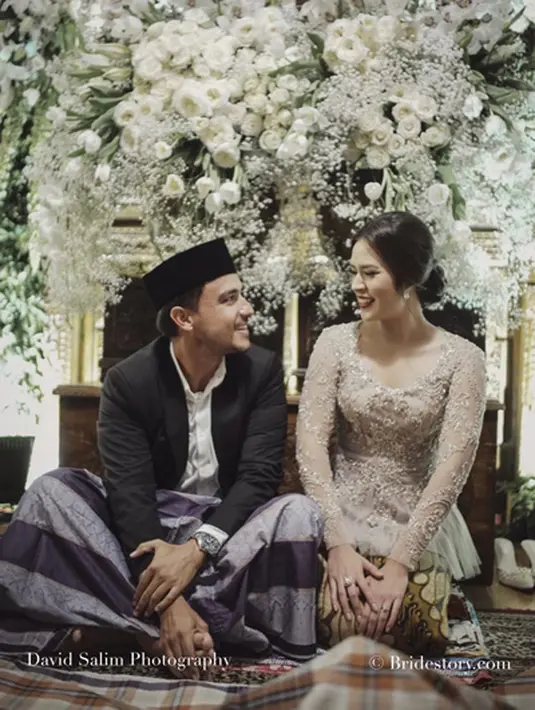"Rasanya luar biasa sekali. Yang sudah pernah, pasti tahu apa yg saya maksud. Yang belum pernah, tidak akan cukup ruang caption ini untuk menggambarkannya." lanjutnya. "I love you," komentar Hamish Daud. (Instagram/thebridestory)
