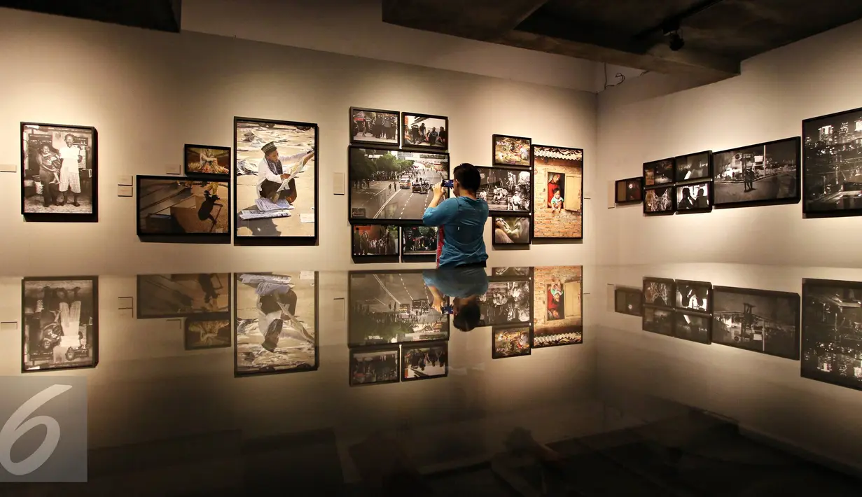 Pengunjung mengamati karya foto yang dipajang dalam pameran bertajuk Arkamaya di Galeri Foto Jurnalistik Antara, Jakarta, Selasa (5/4). Pameran yang berlangsung hingga 1 Mei 2016. (Liputan6.com/Immanuel Antonius)