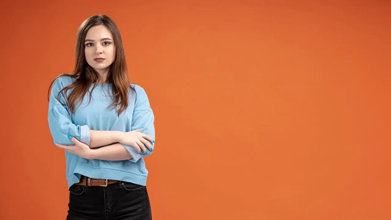 Seorang perempuan berpose dengan menyilangkan kedua tangannya (Foto Dok: Freepik/freepik)