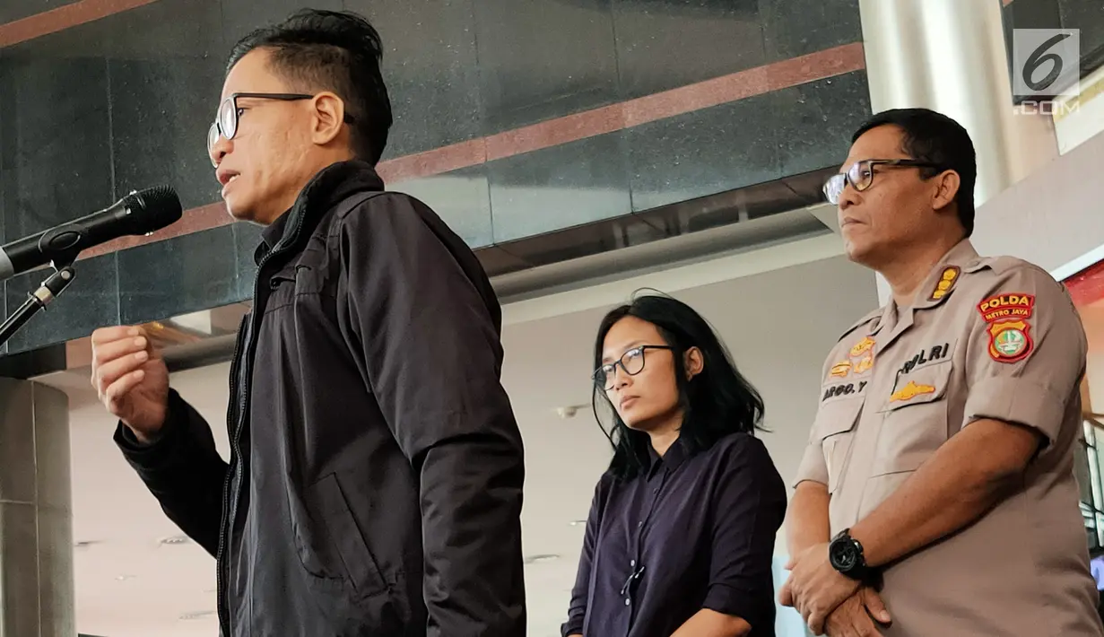 Direktur Amnesty International Indonesia Usmad Hamid memberikan keterangan di Polda Metro Jaya, Selasa (9/7/2019). Kedatangannya untuk menemui Kapolda Metro Jaya Irjen Gatot Eddy Pramono guna mendiskusikan perihal temuan-temuan mereka dalam kerusuhan 21-22 Mei 2019. (Liputan6.com/Immanuel Antonius)