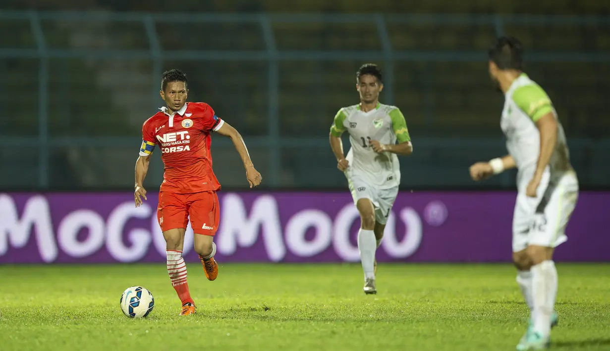 Pemain Persija, Ismed Sofyan, menggiring bola berusaha melewati pemain PBR pada laga Piala Jenderal Sudirman di Stadion Kanjuruhan, Malang, Kamis (19/11/2015). (Bola.com/Vitalis Yogi Trisna)