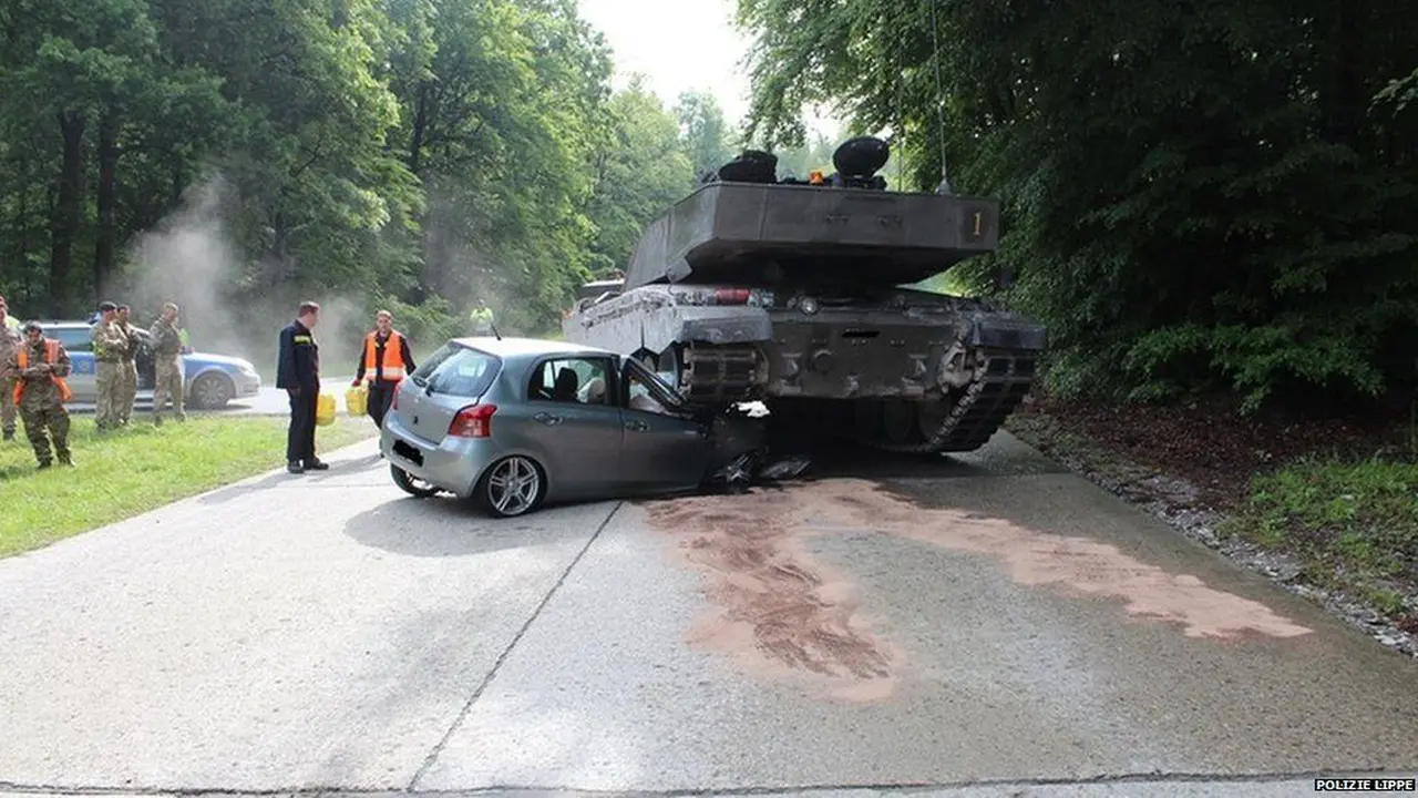 Toyota Yaris terlindas Tank