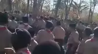 Potongan video usai pohon tumbang menimpa belasan pelajar yang sedang menggelar upacara Hari Pramuka di Wonogiri. (Liputan6.com/ Dok Ist Tangkapan Layar)