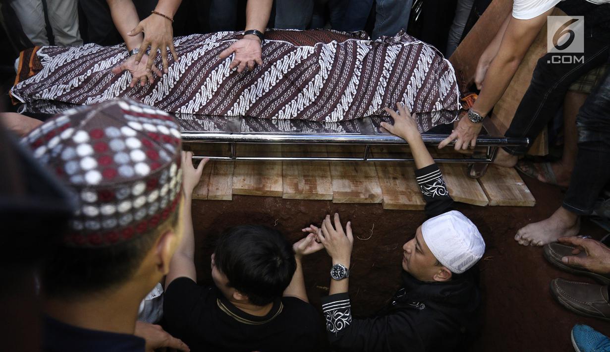 Jenazah Julia Perez saat ingin dimakamkan di Taman Pemakaman Umum Pondok Ranggon, Jakarta Timur, Sabtu (10/6). Jupe menghembuskan napas terakhir di RSCM, pada Sabtu 10 Juni 2017. (Liputan6.com/Herman Zakharia)