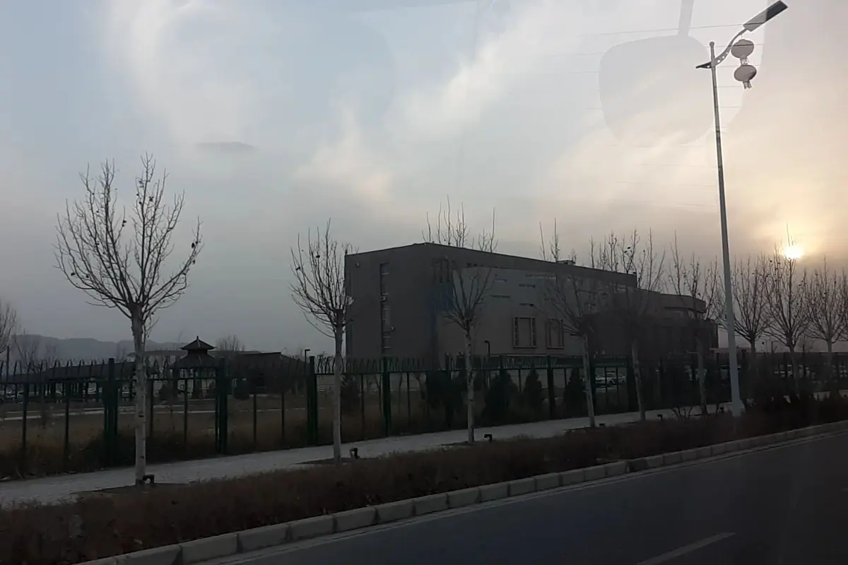 Pusat pelatihan vokasional di Atush, Prefektur Otonomi Kizilsu Kirgiz, Wilayah Otonomi Xinjiang-Uighur (XUAR) dari tampak jalan raya (Rizki Akbar Hasan / Liputan6.com)
