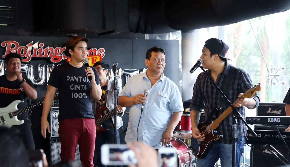 Bertepatan hari ulang tahun Olga Syahputra pada 8 Februari, Billy Syahputra tampil perdana membawakan single Pantun Cinta 100% secara live streaming. (Nurwahyunan/Bintang.com)