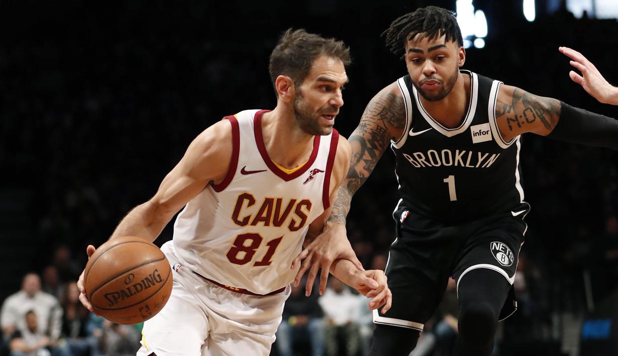 Pebasket Brooklyn Nets, D'Angelo Russell, berebut bola dengan pebasket Cleveland Cavaliers, Jose Calderon, pada laga NBA di Barclay Arena, Senin (26/3/2018). Cleveland Cavaliers menang 121-114 atas Brooklyn Nets. (AP/Kathy Willens)