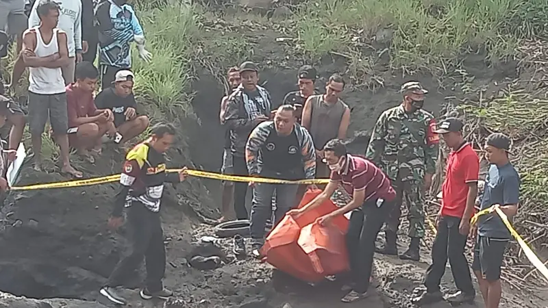 Evakuasi jenazah di sungai Stail Desa Wringinputuh, Kecamatan Tegaldelimo Banyuwangi (Istimewa)