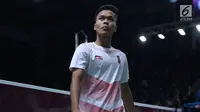 Tunggal putra Indonesia, Anthony Sinisuka Ginting saat melawan pemain Jepang, Kento Momota pada semifinal Bulutangkis Beregu Putra Asian Games 2018 di Jakarta, Selasa (21/8). (Liputan6.com/Helmi Fithriansyah)