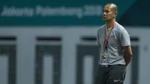 Pelatih Timnas Indonesia, Kurniawan Dwi Yulianto, mengamati anak asuhnya saat melawan Mauritius pada laga uji coba di Stadion Wibawa Mukti, Jawa Barat, Selasa (11/9/2018). Indonesia menang 1-0 atas Mauritius. (Bola.com/Vitalis Yogi Trisna)
