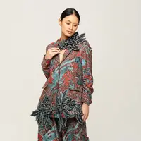 Hari Batik Nasional yang diperingati pada tanggal 2 Oktober 2024, selalu dinanti. Momen penting ini didedikasikan untuk merayakan dan melestarikan kekayaan warisan budaya Indonesia. Batik, sebagai salah satu kekayaan budaya, bukan hanya sekadar wastra, namun juga merupakan ungkapan seni dan identitas bangsa yang menjadi kebanggaan Tanah Air. Dalam semangat memperingati hari istimewa ini, Amanda Hartanto, seorang desainer tekstil meluncurkan koleksi terbaru dan instalasi yang bertajuk &ldquo;The 5 Senses of Batik&rdquo;. [ Foto dok : Amanda Hartanto Batik ]