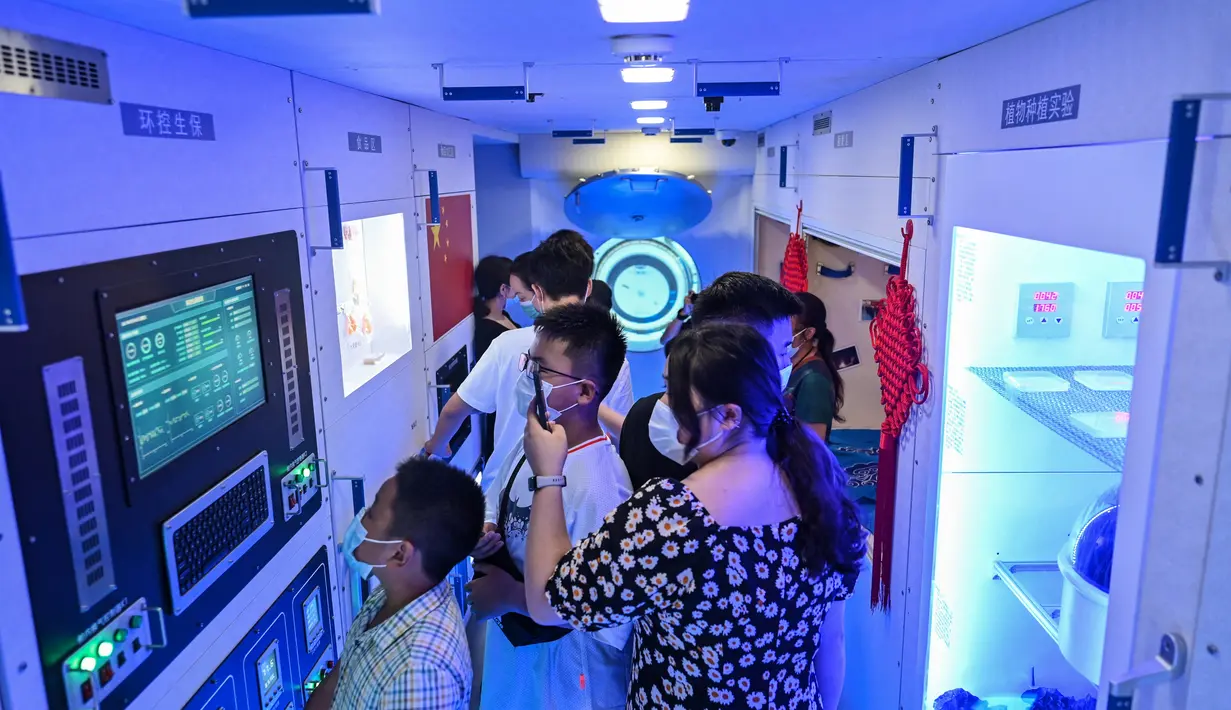 Pengunjung melihat koleksi Museum Astronomi Shanghai yang baru dibuka di Shanghai, China (30/7/2021). Museum Astronomi Shanghai menampilkan berbagai pameran interaktif tentang asal usul alam semesta dan sejarah astronomi. (AFP/Hector Retamal)