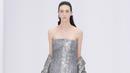 <p>Koleksi musim ini menunjukkan keterampilan tertinggi dari atelier FENDI dalam motif metalik renda kulit. Foto: Document/FENDI.</p>