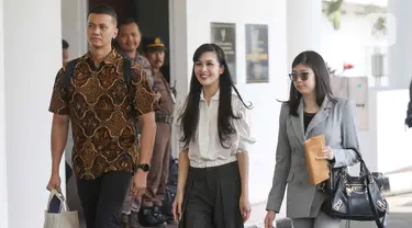 Artis Sandra Dewi (tengah) berjalan ke ruangan pemeriksaan setibanya di Gedung Kejaksaan Agung RI, Jakarta, Kamis (4/4/2024). (Liputan6.com/Herman Zakharia)