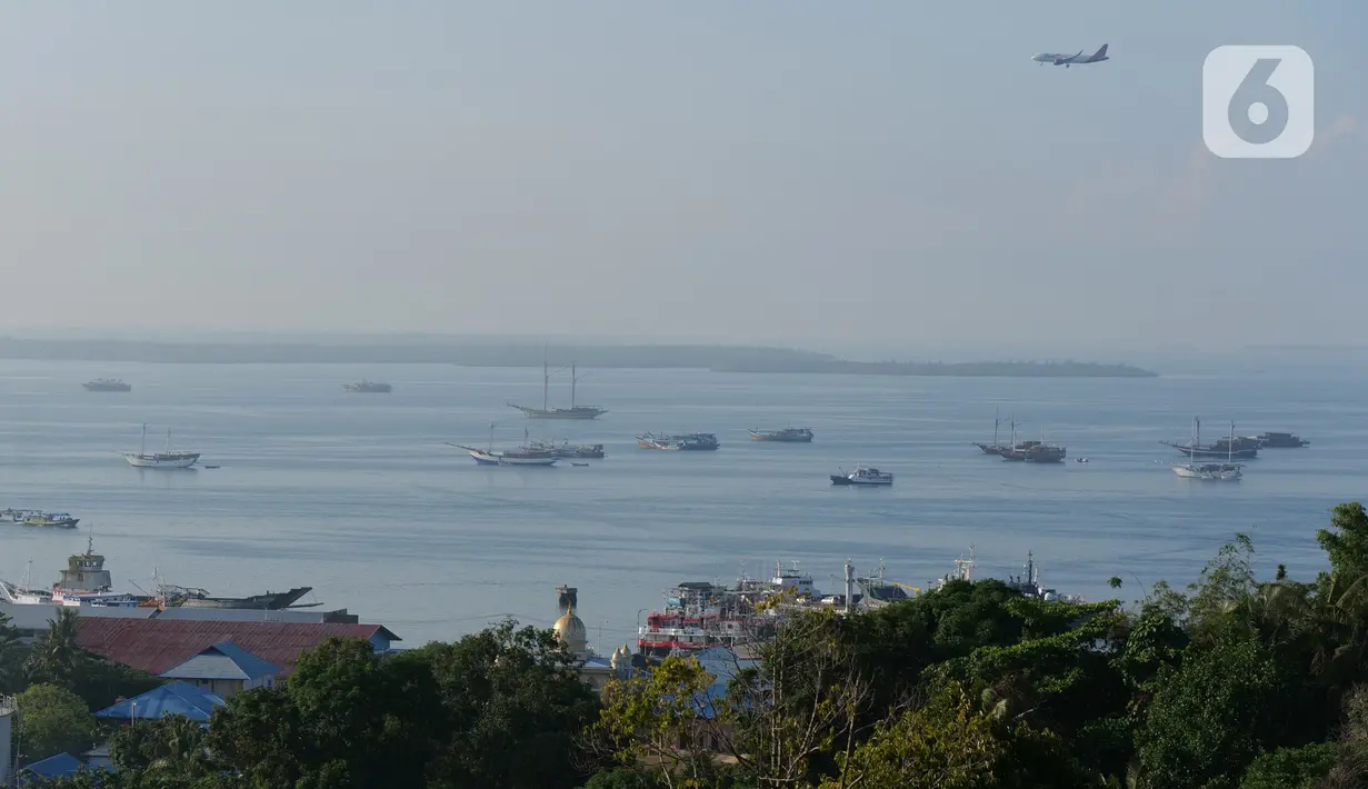 Salah satu pulau yang  terletak di kota Sorong, Papua Barat, Kamis (21/11/2019). Kota Sorong merupakan kota terbesar kedua di Papua, suasana kota Sorong sangat ramai dan memiliki beberapa pulau di kabupaten Sorong. (Liputan6.com/Herman Zakharia)