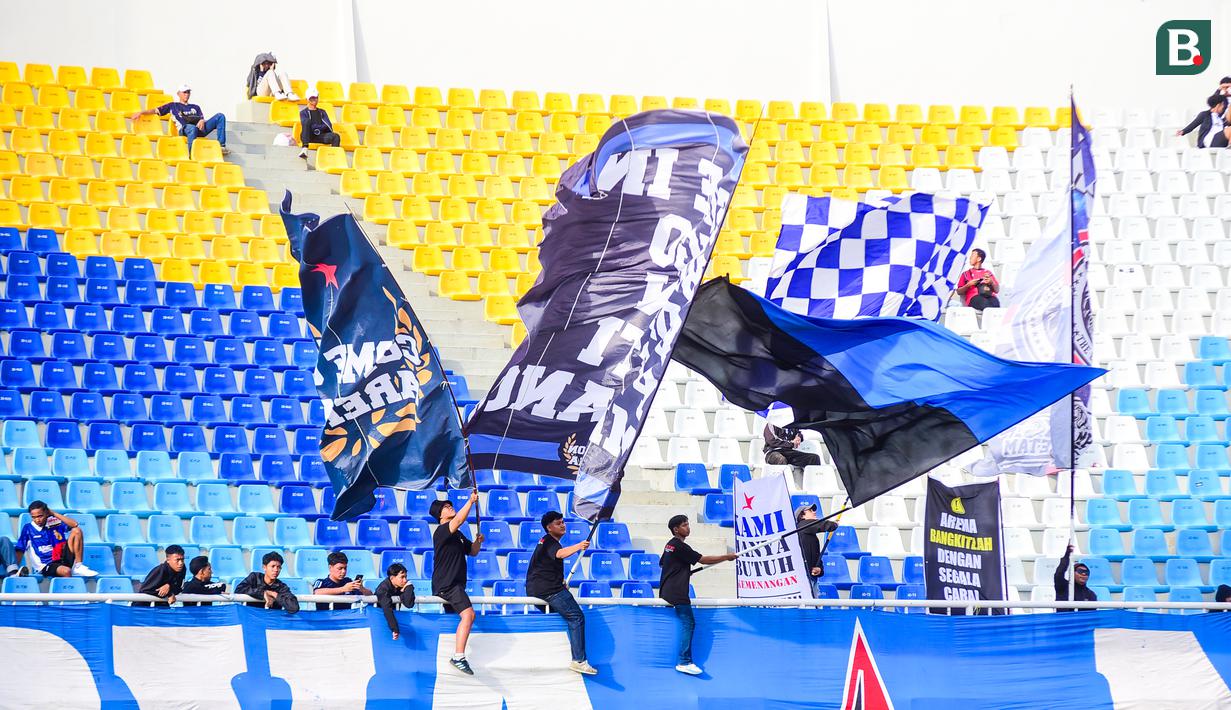 Pertandingan tersebut tak banyak dihadiri suporter tuan rumah. Meskipun begitu, mereka tetap memberikan dukunagn dengan maksimal. (Bola.com/Iwan Setiawan)