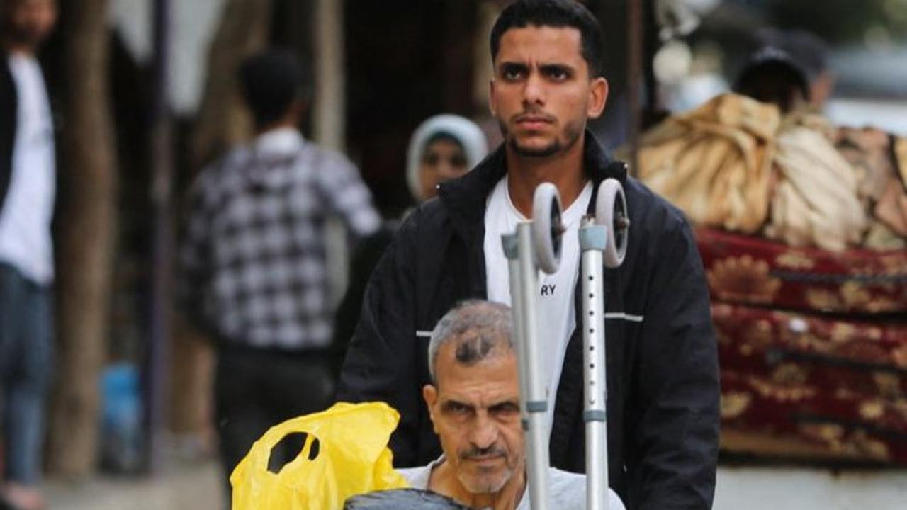 Warga Jalur Gaza pun kini terpaksa melarikan diri dari Rafah, meskipun tak ada lagi tempat aman bagi mereka.&nbsp;Foto: REUTERS/Hatem Khaled