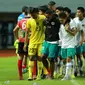 Pemain Timnas Indonesia U-17, Iqbal Gwijangge dibantu rekannya untuk berjalan usai laga melawan Palestina pada laga Grup B Kualifikasi Piala Asia U-17 2023 di Stadion Pakansari, Bogor, Jumat (7/10/2022). (Bola.com/M Iqbal Ichsan)