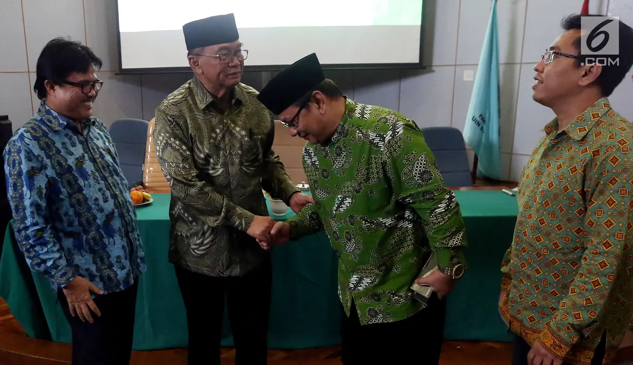 Anggota Dewan Pertimbangan Presiden, Sidarto Danusubroto (kedua kiri) bersalaman dengan dekan Fakultas Ushuludin UIN Syarif Hidayatullah Jakarta, Masri Mansoer (kedua kanan) saat menghadiri forum pengajian, Jakarta, Selasa (5/12).(Liputan6.com/JohanTallo)