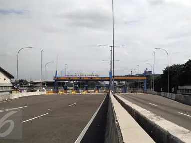 Kondisi Gerbang Tol Kebon Bawang, Jakarta Utara, Sabtu (27/2). Jalan tol akses Tanjung Priok ini akan mulai difungsikan sebagian pada Juni 2016 untuk mempermudah akses kendaraan dari dan menuju ke Pelabuhan Tanjung Priok. (Liputan6.com/Faisal R Syam)