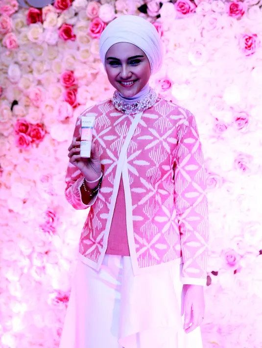 Ibu satu anak ini pun mengaku dari remaja sampai sekarang hanya memakai satu produk kecantikan untuk mengantisipasi kerusakan pada kulit wajah. (Wimbarsana/Bintang.com)