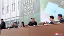 Pemimpin Korea Utara Kim Jong-un (tengah) saat meresmikan pabrik pupuk di Sunchon, Provinsi Pyongan Selatan, Korea Utara, Jumat (1/5/2020). Upacara peresmian pabrik pupuk tersebut digelar dengan meriah pada Hari Buruh. (Korean Central News Agency/Korea News Service via AP)